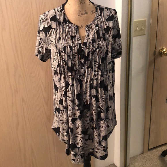 Simply Aster by Firmiana Tops - Black and white tunic.